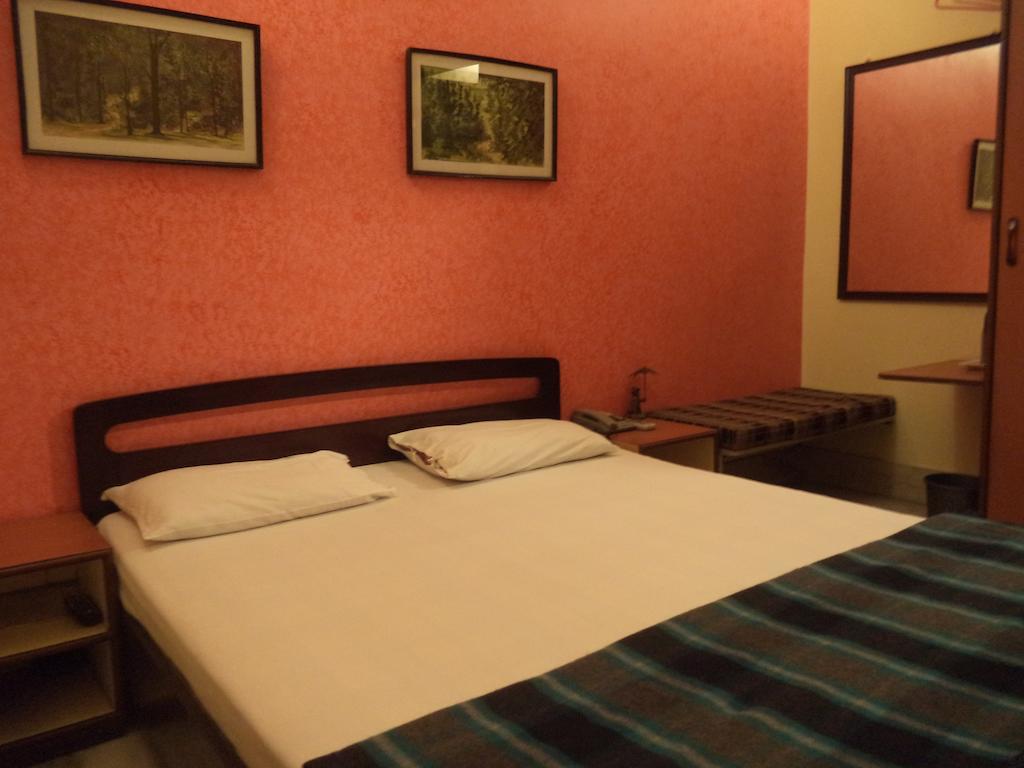Hotel Esplanade Chambers Kolkata Room photo
