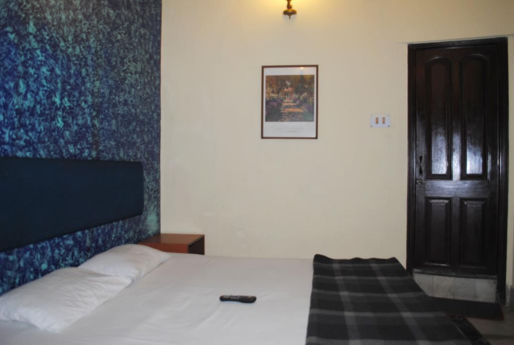 Hotel Esplanade Chambers Kolkata Room photo